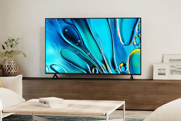Televizor modern cu ecran vibrant într-un decor minimalist de living