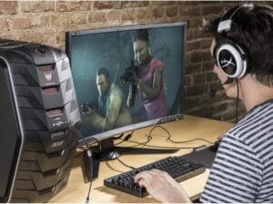 Setup de gaming cu PC, monitor, tastatură și căști.
