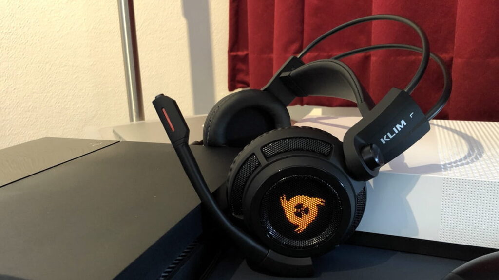 Căști de gaming KLIM cu design modern și microfon ajustabil.