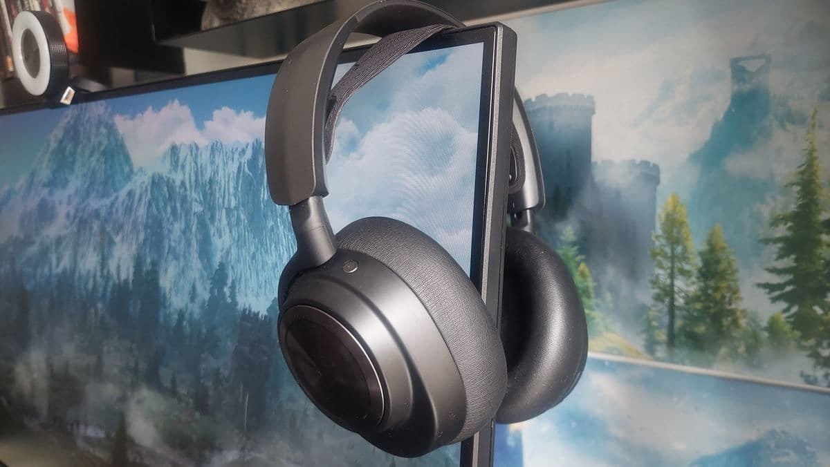 Căști de gaming așezate pe monitor într-un setup modern pentru jocuri.