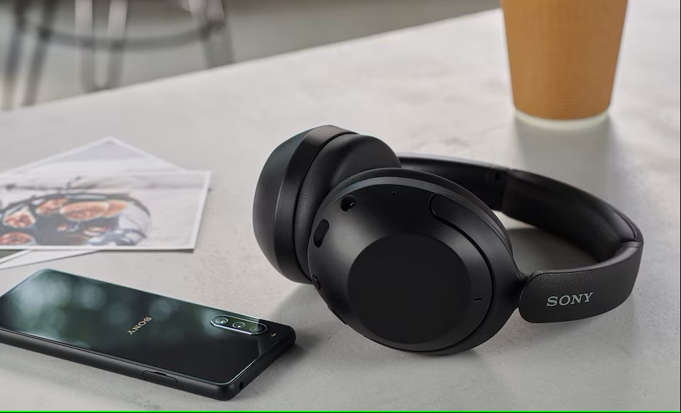 Căști Sony premium over-ear, ideale pentru sunet de înaltă calitate.