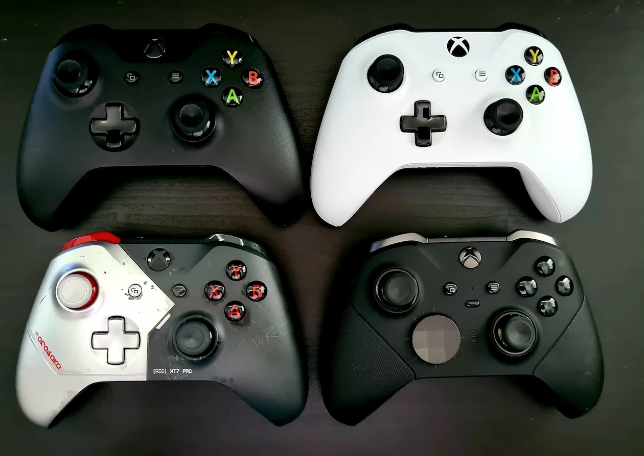Patru controllere de gaming pentru PC, inclusiv modele Xbox