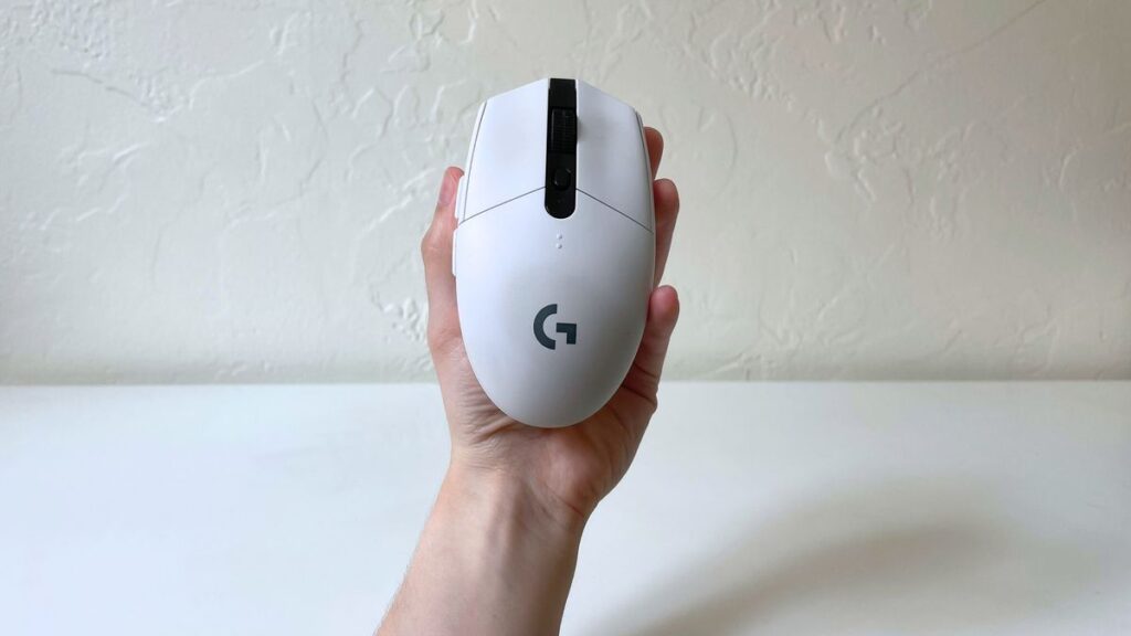 Mouse wireless alb ținut în mână, model Logitech