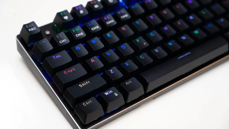 Tastatură mecanică RGB cu design compact și keycaps iluminate