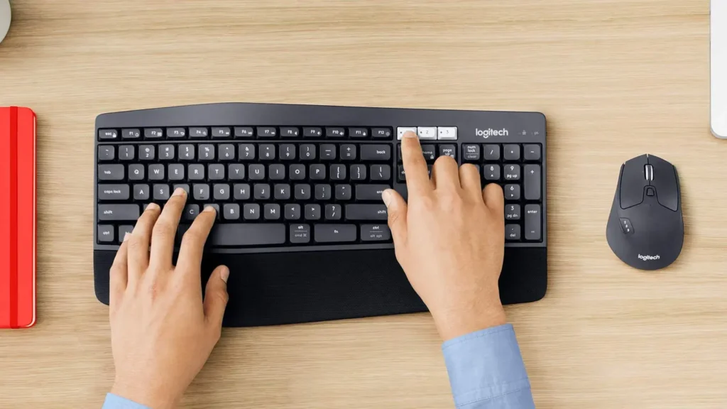 Tastatură wireless ergonomică Logitech, utilizată la birou