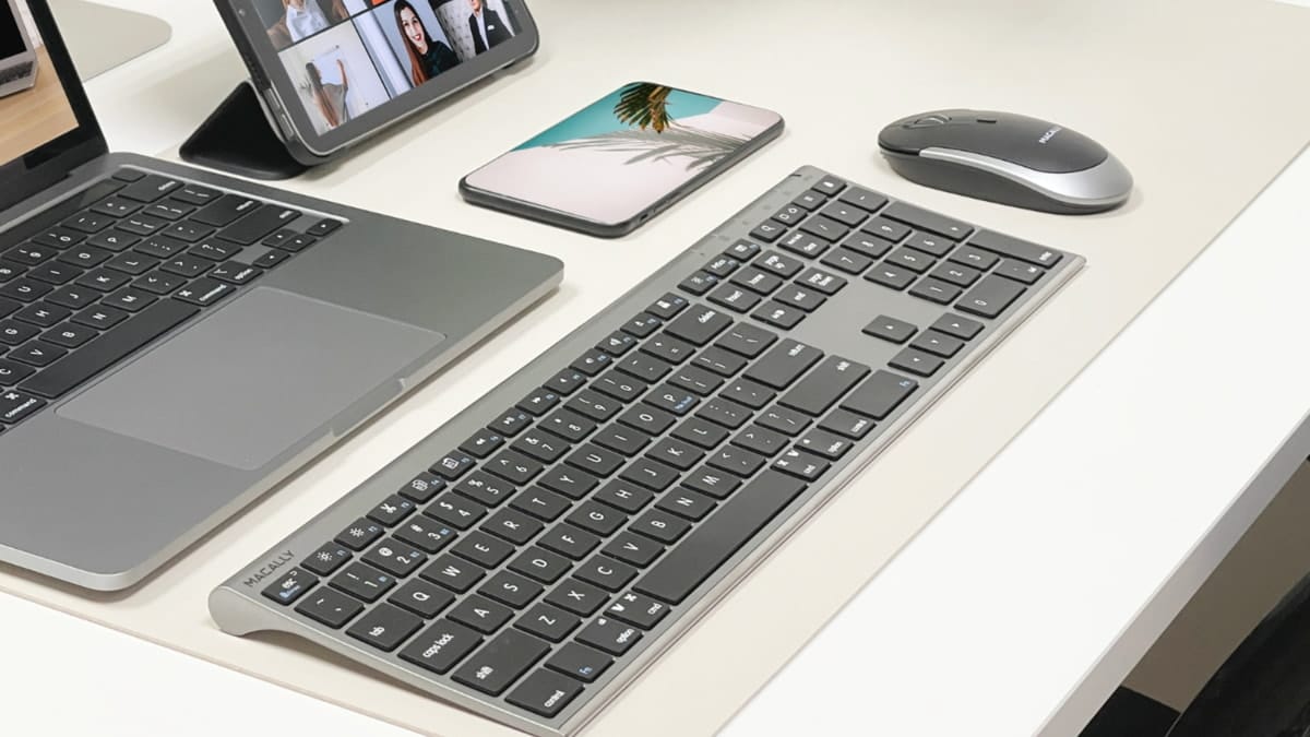 Tastatură wireless elegantă alături de laptop, tabletă și mouse