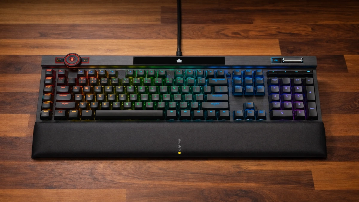 Tastatura de gaming Corsair K100 RGB cu switch-uri optice OPX pe birou