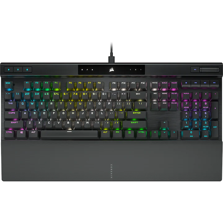 Tastatura de gaming Corsair K70 RGB Pro pe birou cu iluminare RGB