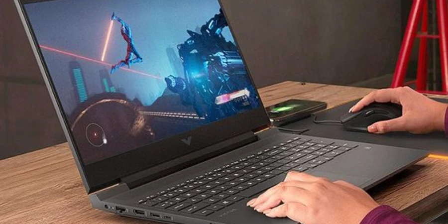 Imagine cu un laptop de gaming utilizat pentru jocuri de înaltă performanță.