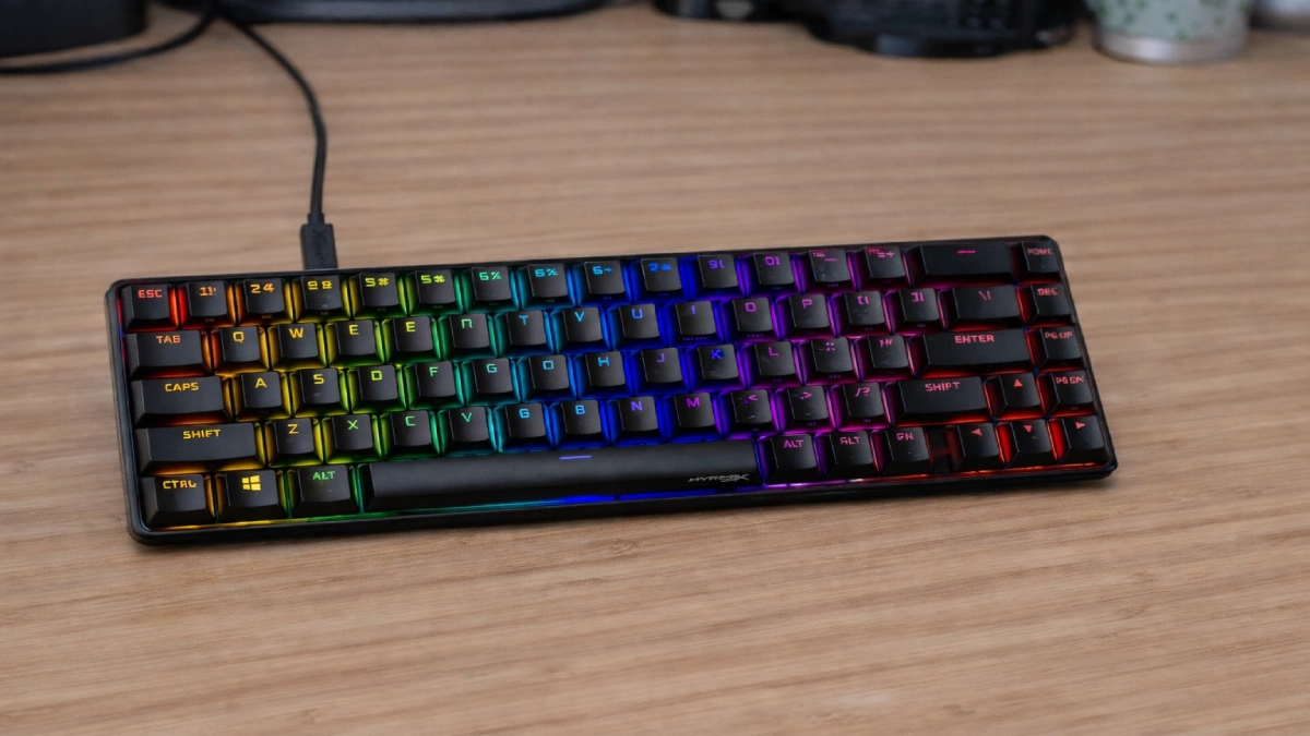 Tastatura de gaming HyperX Alloy Origins 65 cu iluminare RGB pe birou