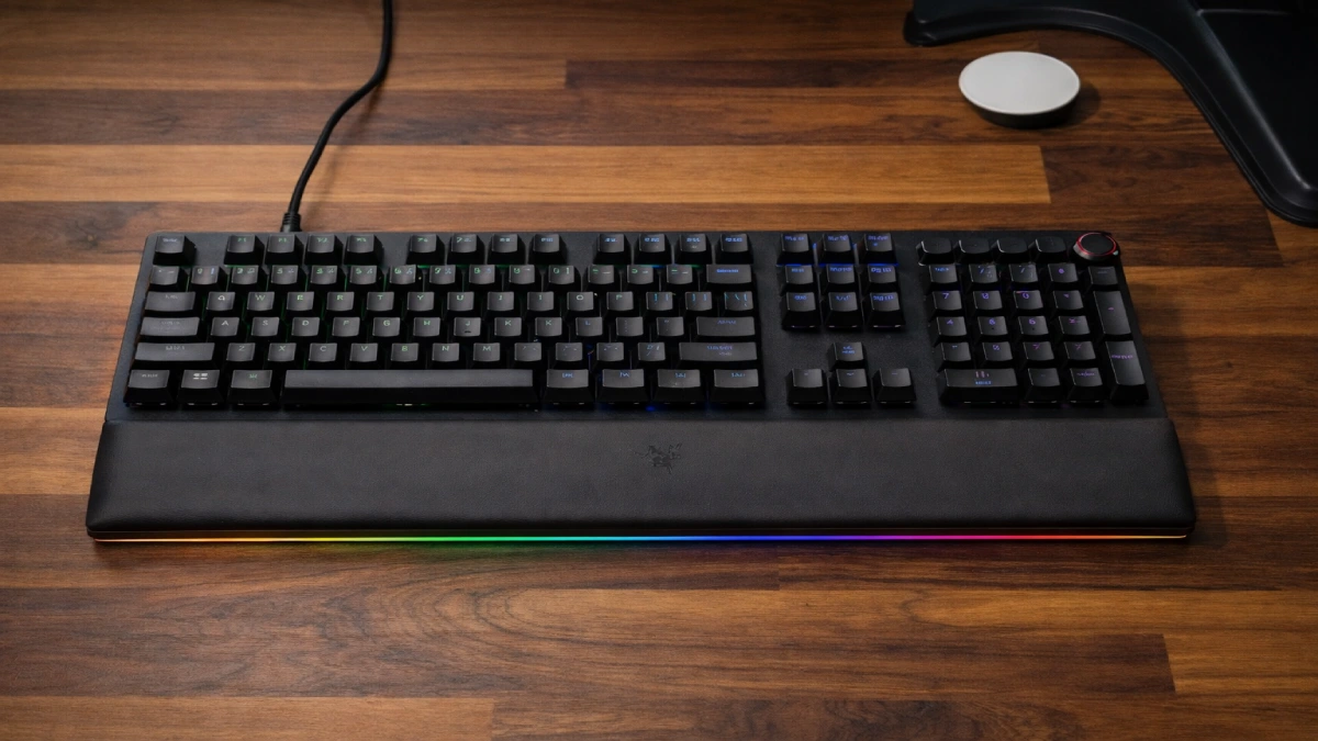 Tastatura de gaming Razer Huntsman V2 Analog cu iluminare RGB pe birou