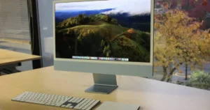 PC desktop all-in-one modern pe un birou, ideal pentru muncă și productivitate
