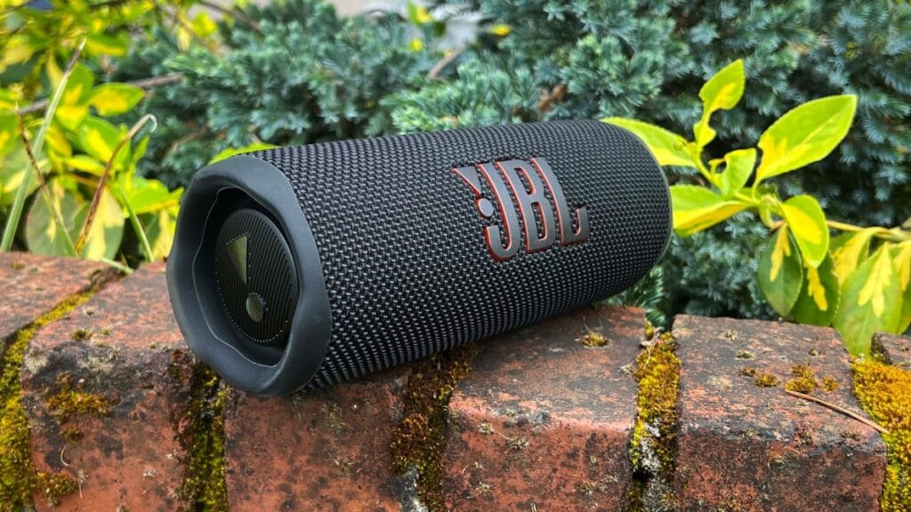 Boxa portabilă JBL Flip 6, rezistentă la apă și cu sunet puternic