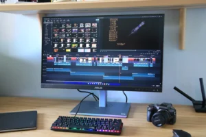 Monitor 4K ASUS folosit pentru editare video pe birou modern