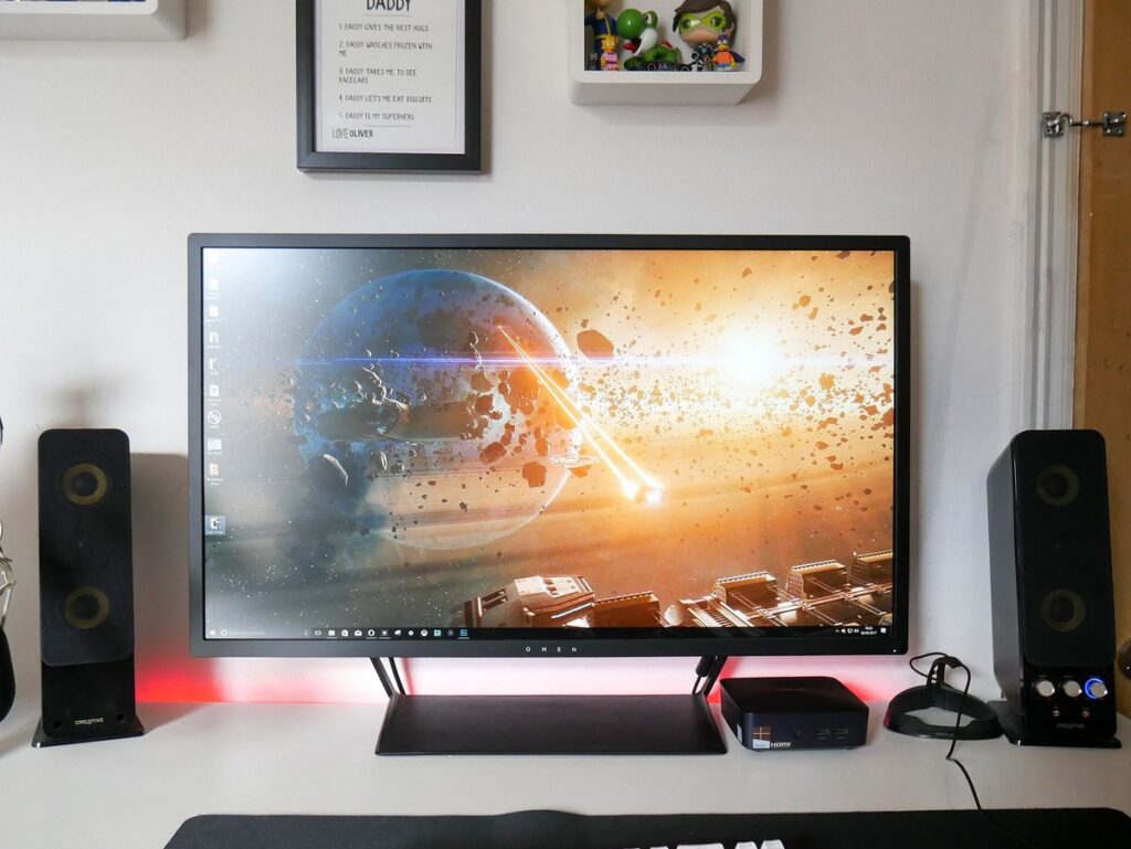 Setup de birou cu monitor 4K pentru gaming și multimedia