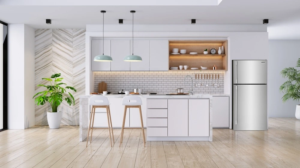 Frigider cu congelator sus integrat într-o bucătărie modernă