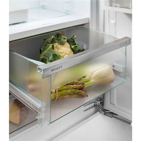 Compartiment BioFresh 0°C din frigiderul Liebherr IRBd 4520 cu legume proaspete