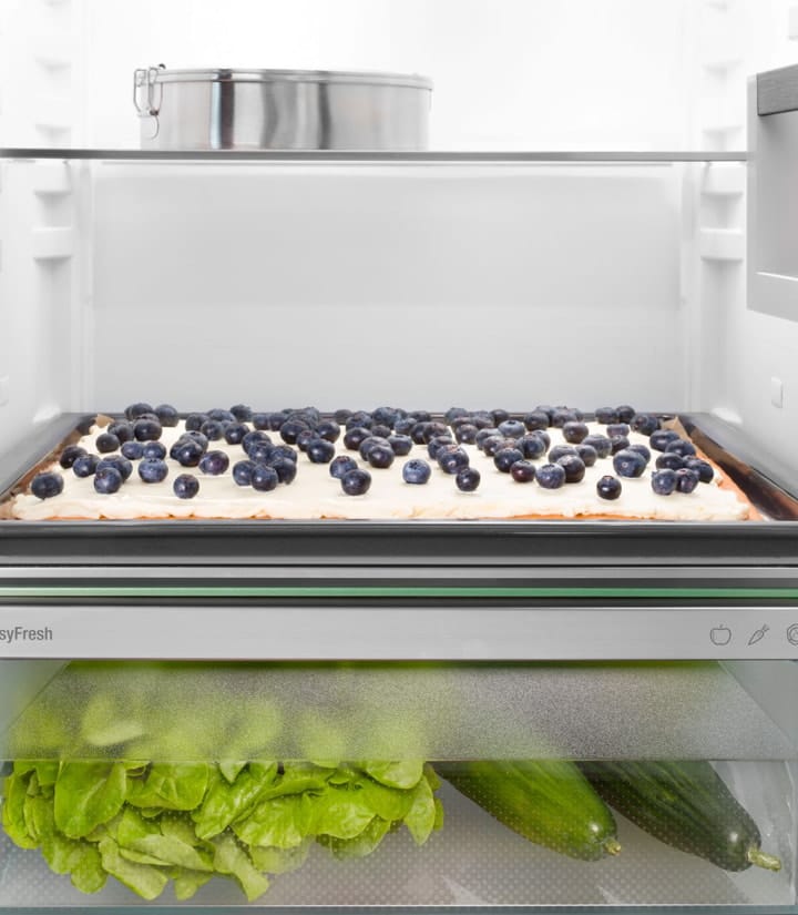 Sertar EasyFresh din frigiderul Liebherr IRBd 4520 cu legume și raft superior cu desert