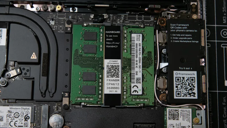 Sloturi RAM și SSD pe o placă de bază Framework compatibilă cu upgrade de memorie