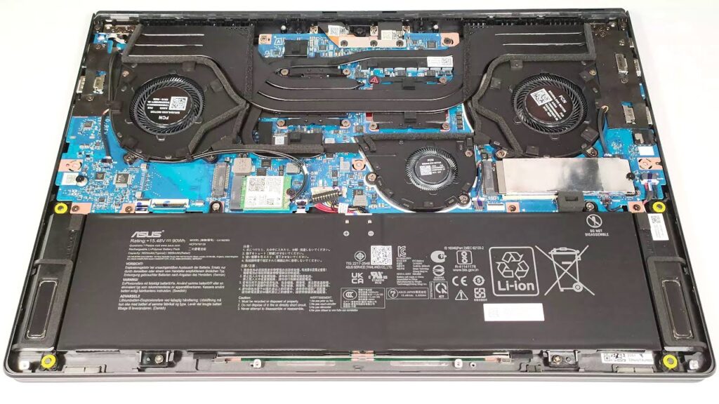 Interiorul laptopului ASUS ROG Zephyrus G16 (2024) cu sistemul de răcire Tri-Fan și baterie de 90Wh