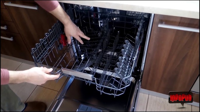 Interiorul unei mașini de spălat vase din inox, cu rafturi extensibile