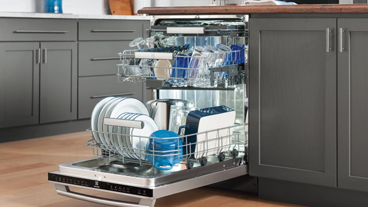 Mașină de spălat vase complet încorporabilă, încărcată cu vase și pahare