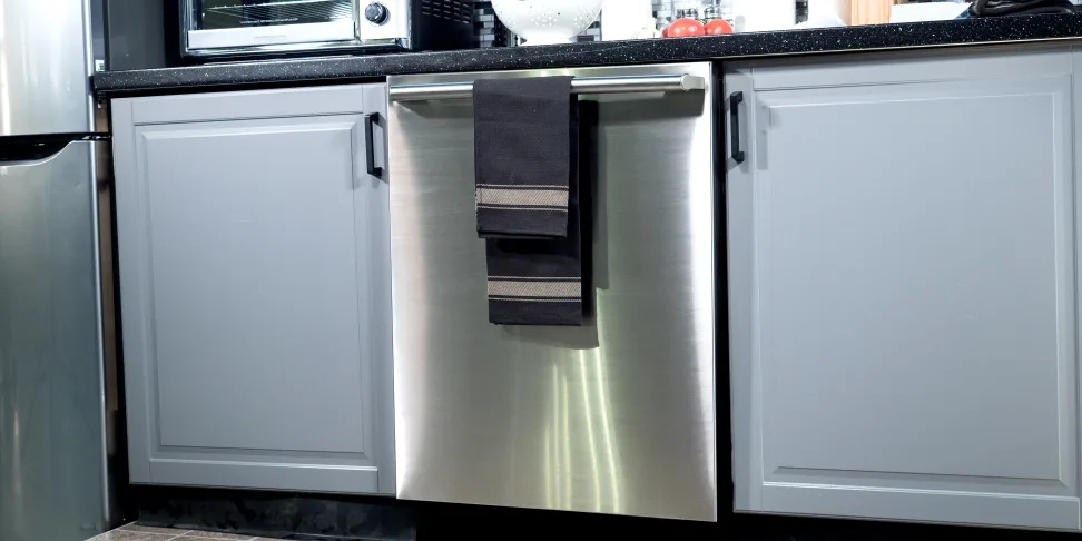 Mașină de spălat vase din inox încorporată într-o bucătărie modernă