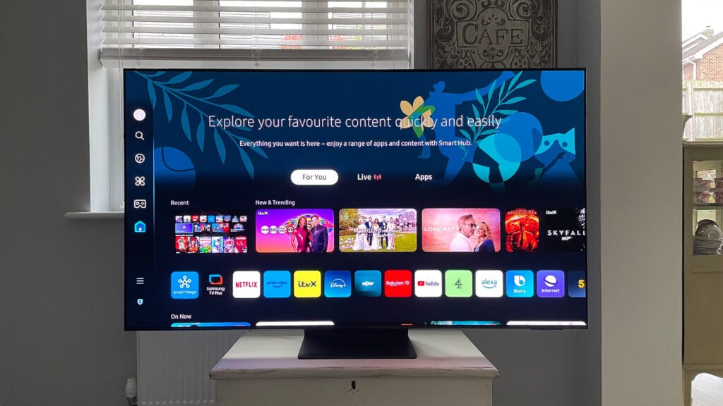 Interfață Samsung Smart Hub pe un televizor Smart TV modern