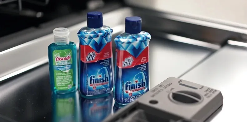 Trei sticle de agent de clătire Rinse Aid pentru mașina de spălat vase, marca Finish și Cascade