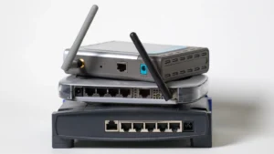 Trei routere Wi-Fi suprapuse, prezentând porturile din spate