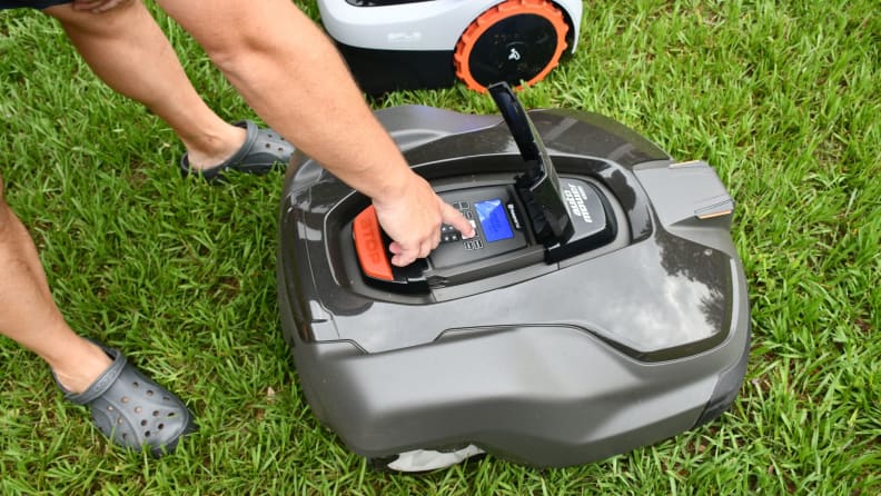 setare robot de tuns iarba pe gazon