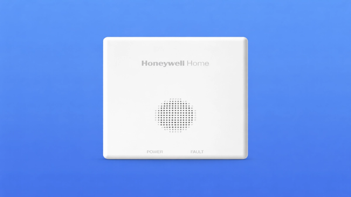 Detector de monoxid de carbon Honeywell Home R200C-2, cu senzor electrochimic, pe fundal albastru