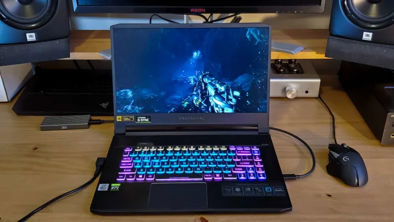 Laptop de gaming cu tastatură RGB și ecran cu rată de refresh ridicată