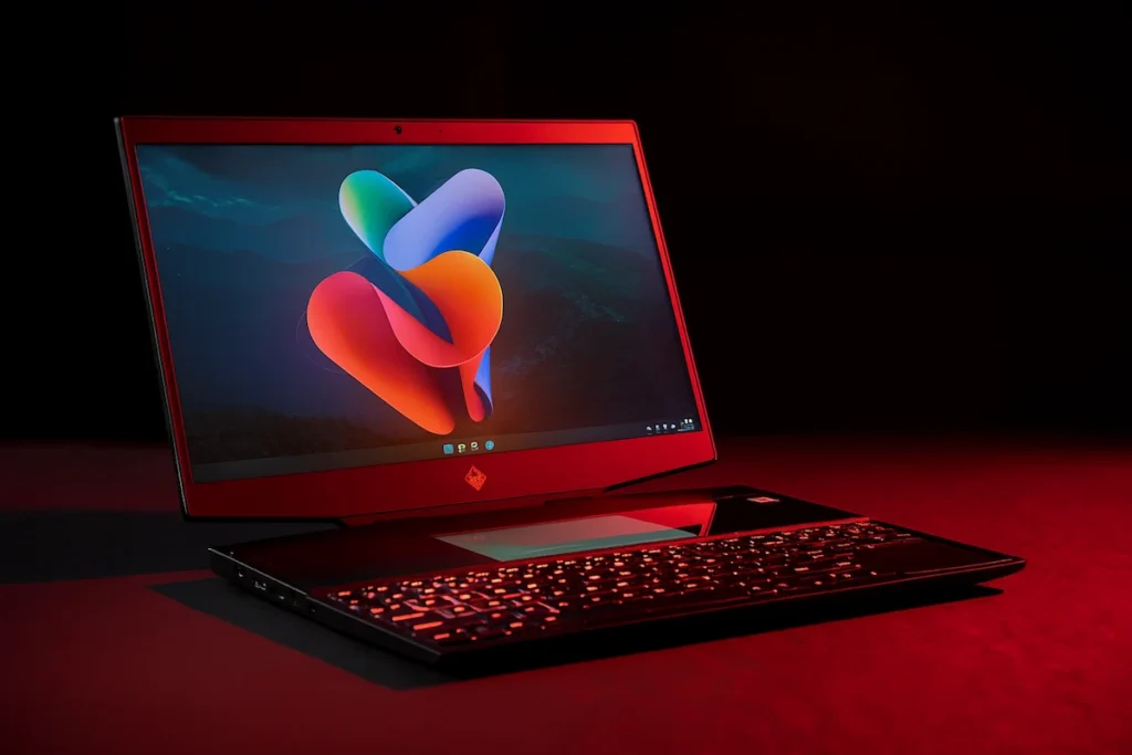 Laptop de gaming performant cu ecran personalizat, iluminare modernă și design elegant