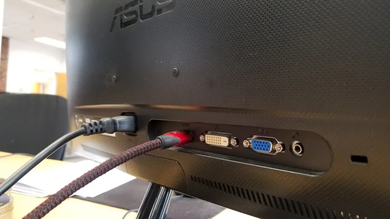 Porturi HDMI, DVI și VGA pe spatele unui monitor ASUS