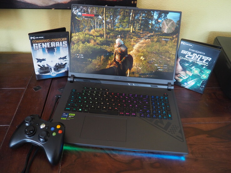 Laptop ASUS ROG Strix G18 rulând jocul The Witcher 3, cu tastatură RGB iluminată