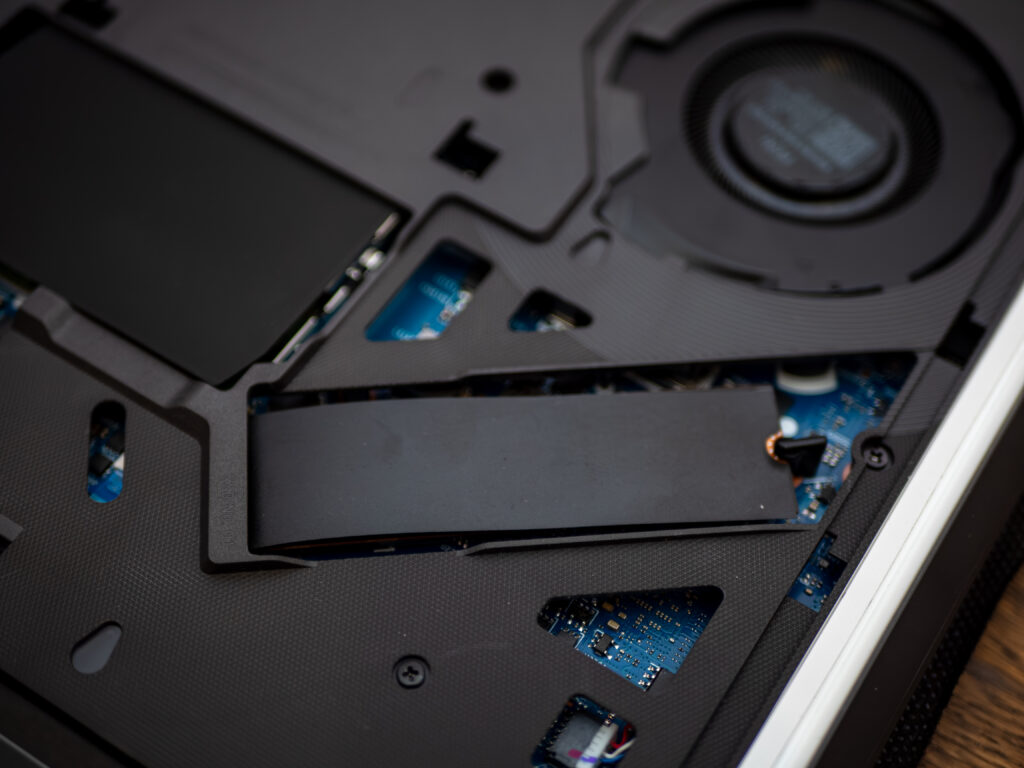 Interiorul laptopului ASUS ROG Strix G18, sistem de răcire și slot SSD expus