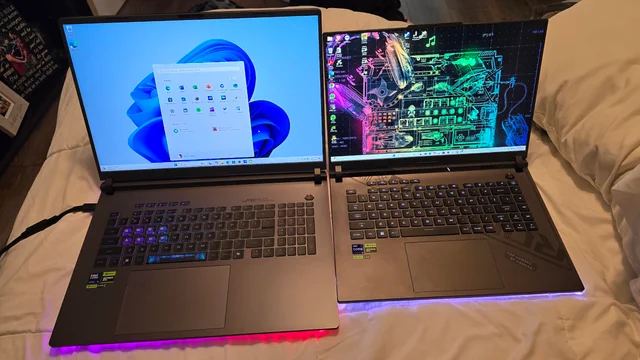 Comparatie între laptopurile ASUS ROG Strix G18 și G17, ambele cu tastaturi RGB și ecrane mari
