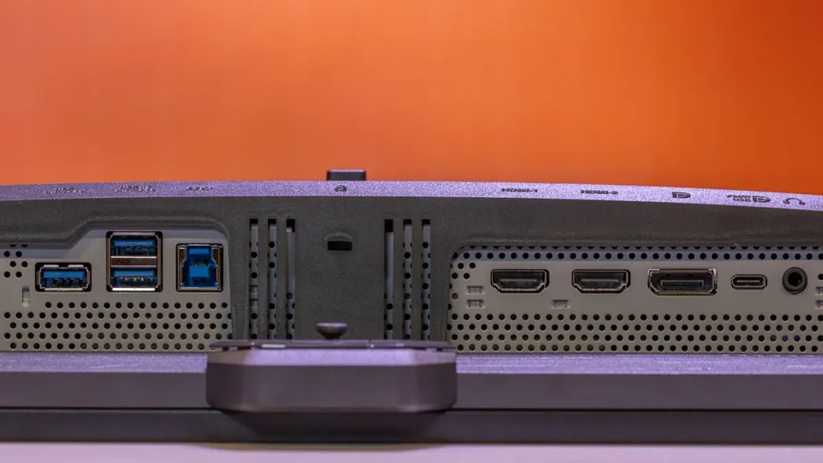 Porturile monitorului ASUS ROG Swift OLED PG27UCDM: HDMI 2.1, DisplayPort 2.1, USB-C, USB 3.2 și jack audio.