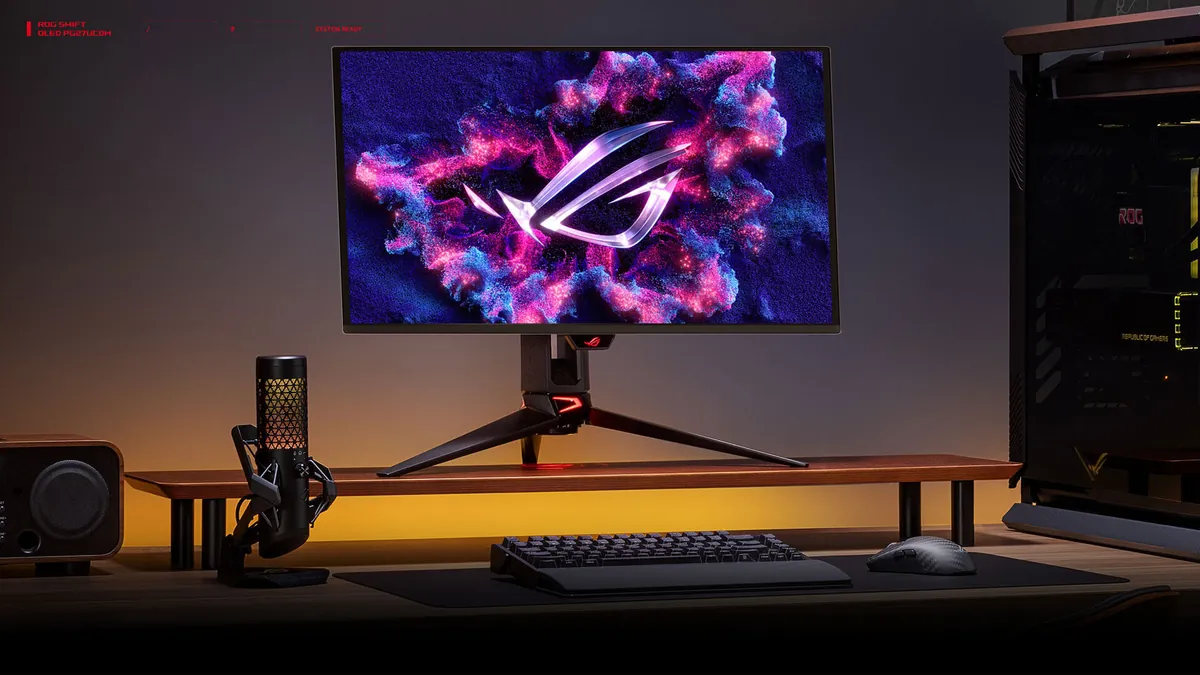 ASUS ROG Swift OLED PG27UCDM într-un setup de gaming, afișând imagine HDR pe panoul QD-OLED 4K 240Hz
