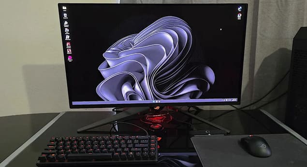 ASUS ROG Swift OLED PG27UCDM într-un setup real, afișând claritate excelentă pe panoul QD-OLED 4K 240Hz.