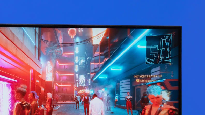 Detaliu al monitorului Gigabyte M27U redând un joc 4K cu culori vibrante și iluminare neon