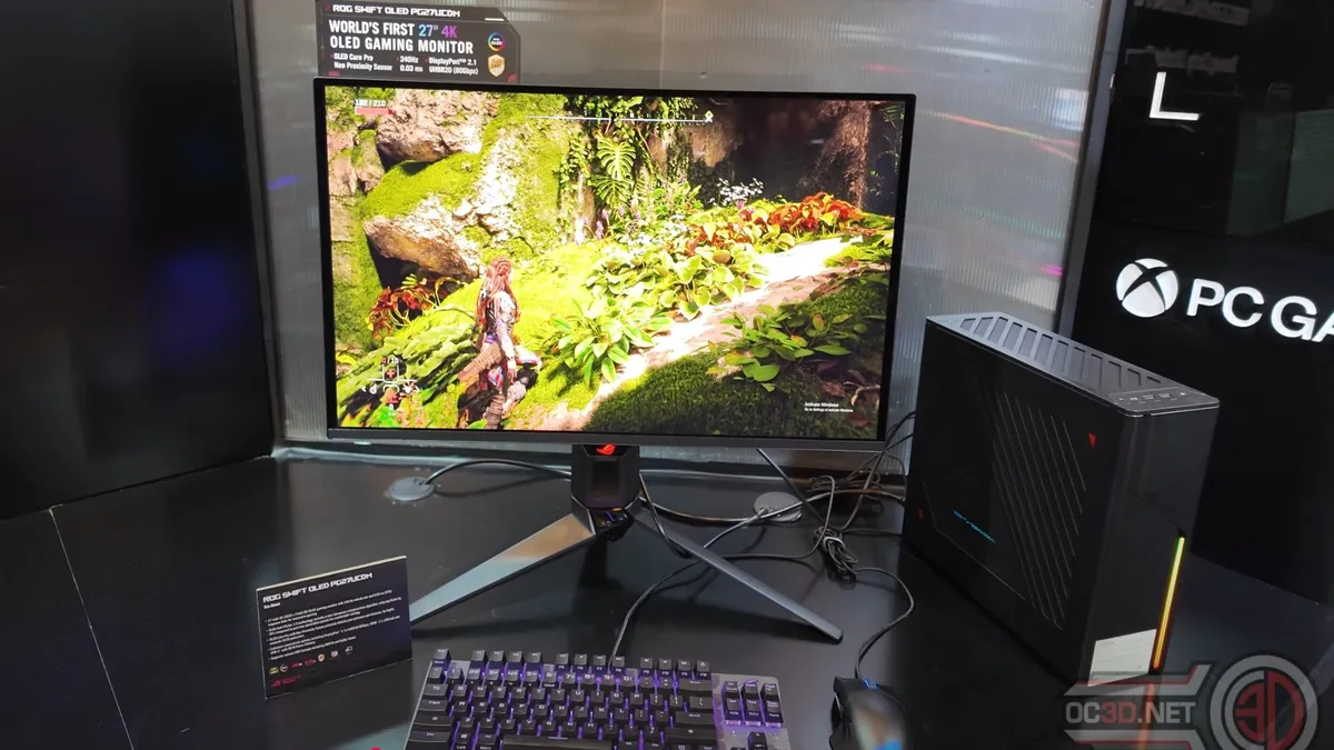 Monitor gaming ASUS ROG Swift OLED PG27UCDM 4K la birou într-un setup de gaming modern