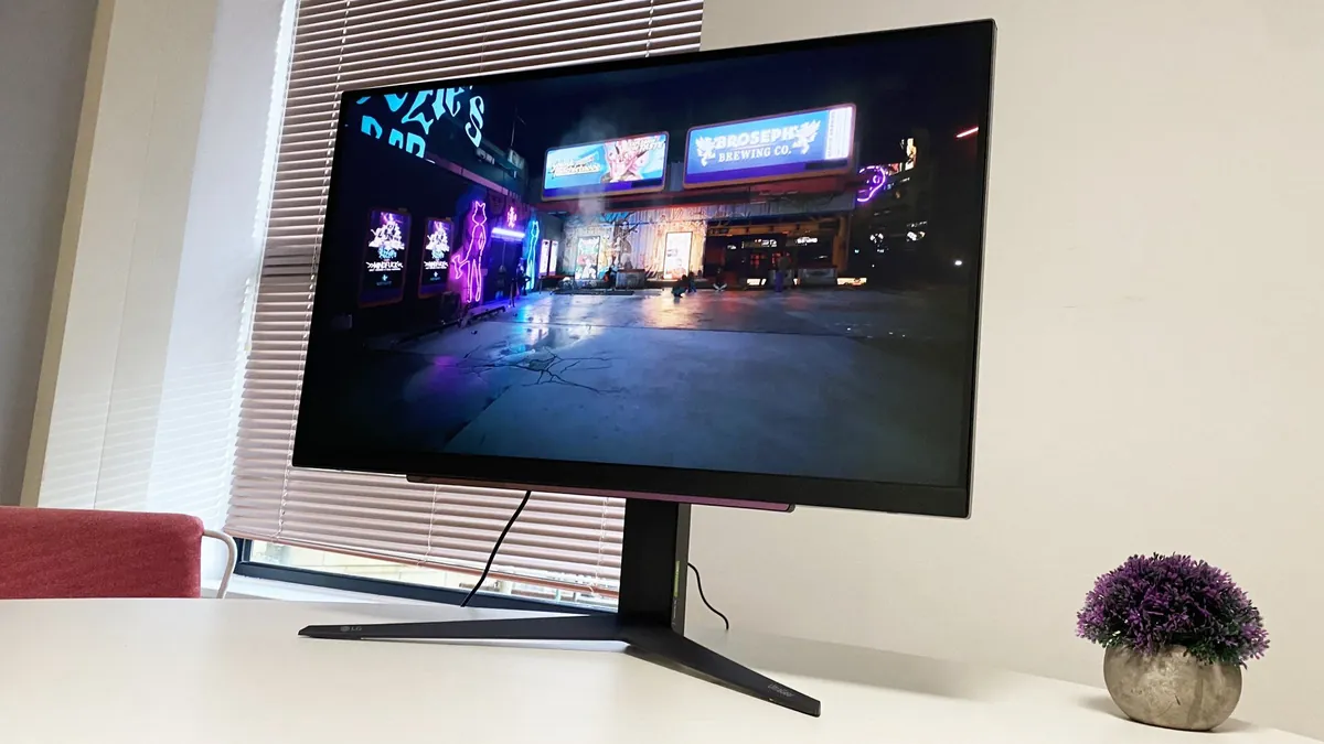 Monitor gaming LG UltraGear 27GR93U-B 27 inch 4K 144Hz pe birou de gaming