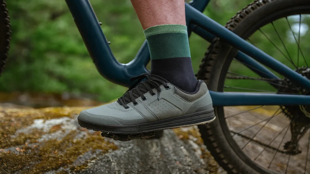 pantof de mountain bike pe pedală flat, surprins pe un traseu stâncos în natură