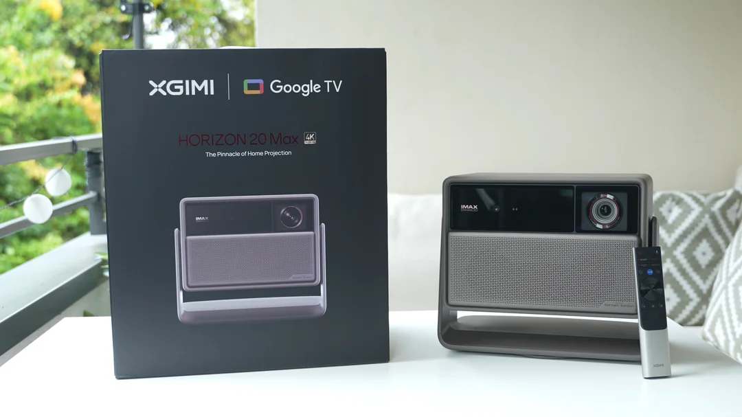 Proiector XGIMI Horizon 20 Max alături de ambalajul original și telecomandă Google TV