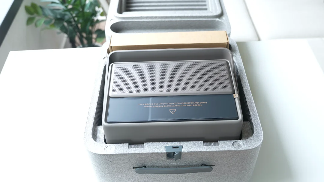 Proiector XGIMI Horizon 20 Pro prezentat în ambalajul original, în timpul procesului de unboxing