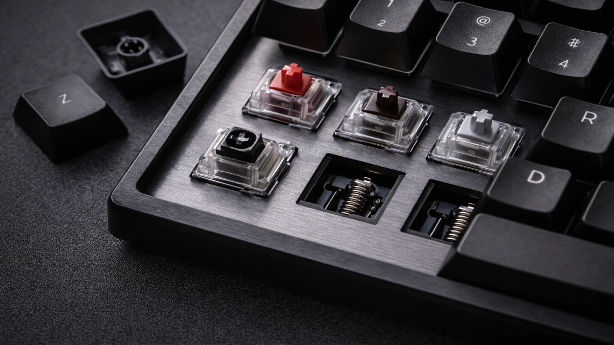 Detaliu cu switch-uri mecanice și placă metalică la o tastatură de gaming