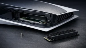 SSD M.2 PCIe Gen4 cu heatsink lângă consola PlayStation 5 cu slotul intern de expansiune vizibil