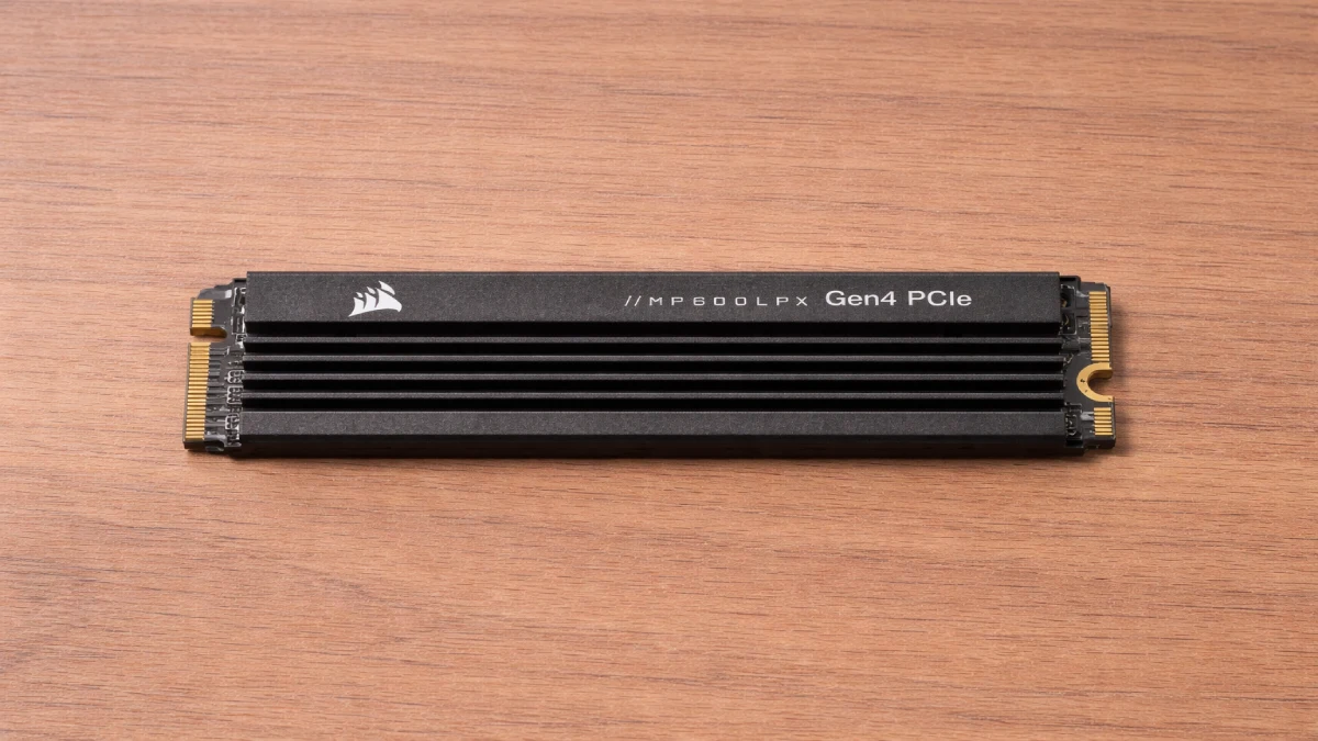 SSD Corsair MP600 PRO LPX 2TB cu heatsink, compatibil PS5, fotografiat pe masă din lemn